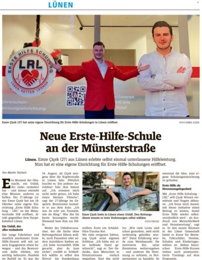 Emre Cicek im roten Anzug vor dem Logo seiner Erste-Hilfe-Schule LRL in Lünen, Zeitungsbericht vom 30.08.2025.